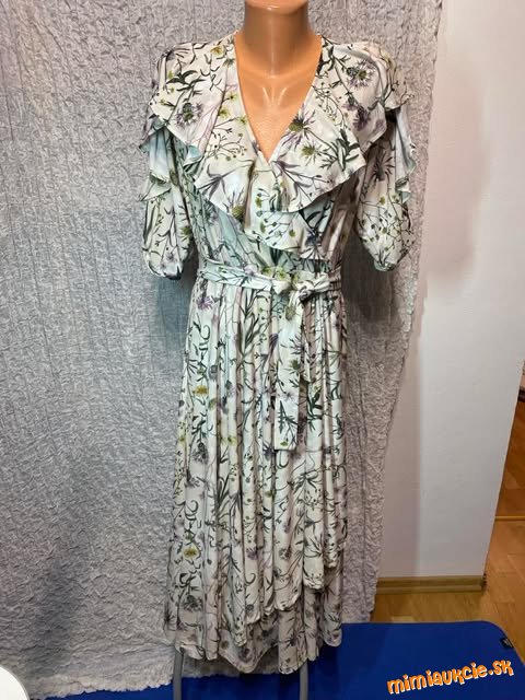 nádherné svetle farebné šaty s kvetmi Reserved