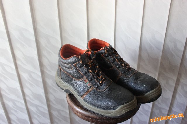 Zachovalé pánske pracovne topanky....42.... Nepremeškajte !!! Pribalím darček...