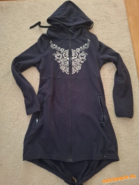 Tmavomodrá mikina s výšivkou