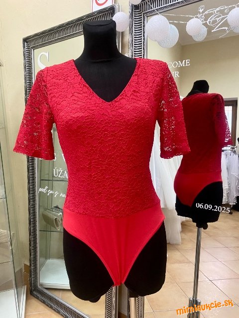 Dámske červené body s večkovým vystrihom a čipkou.