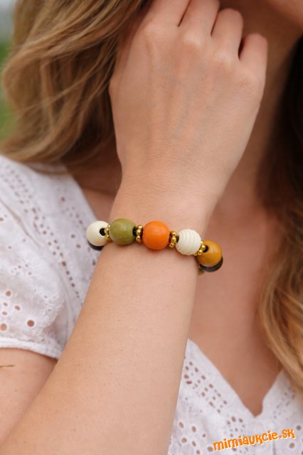 Náramok z drevených korálok