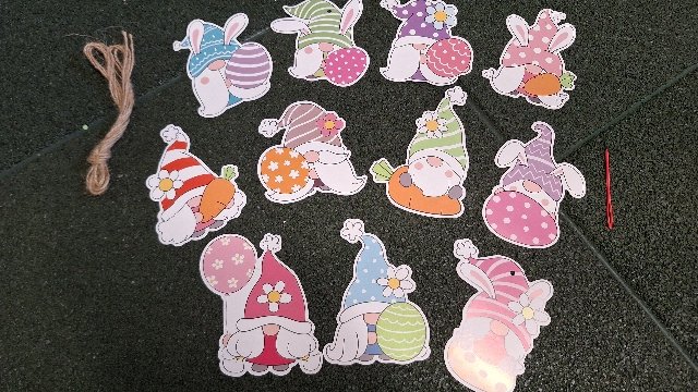 *** zavesné papierove ozdoby***škriatkovia*** napr. na okno/ vetvičky**