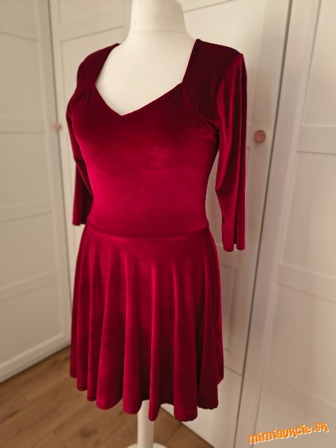 BOOHOO - Zamatové spoločenské šaty