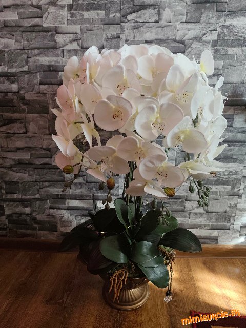 Krásna veľká umelá orchidea v kvetníku