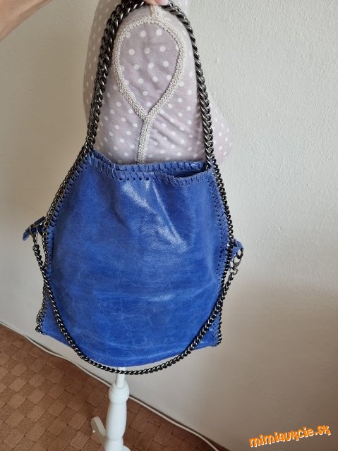 jasnomodrá kožená kabelka s retiazkami