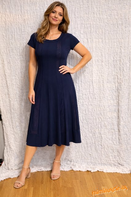 krásne tmavomodré elastické šaty s tylovými pásmi