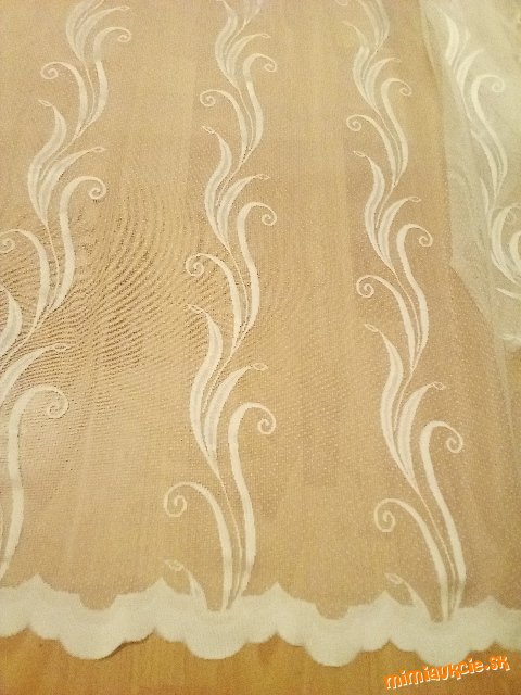 ........ záclona....... biela........ lesklá.........