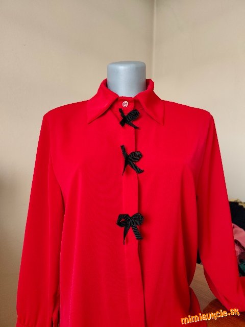 Pekná červená blúzka do práce, ale i na príležitosť
