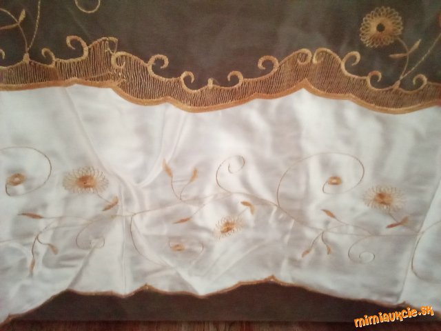 ..... záclona...... zlatým vyšívana....... nádherna....
