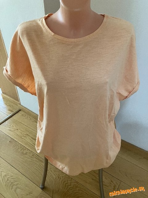 krásne triko marhuľovej farby