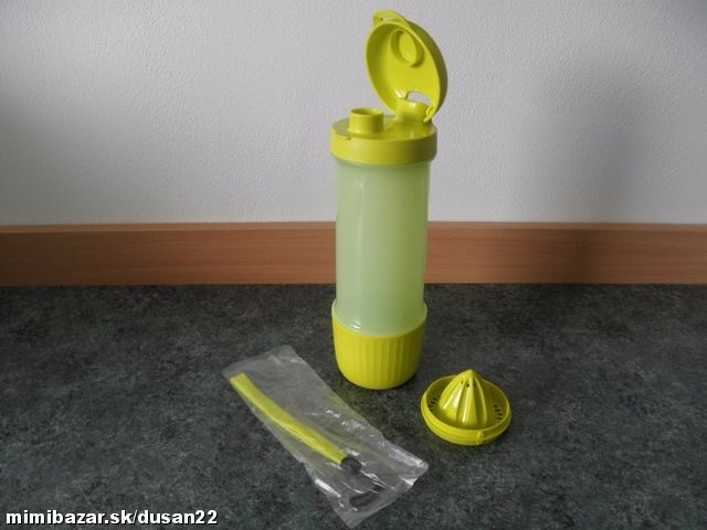 Vodička s odšťavovač na citrusové plody v jednom