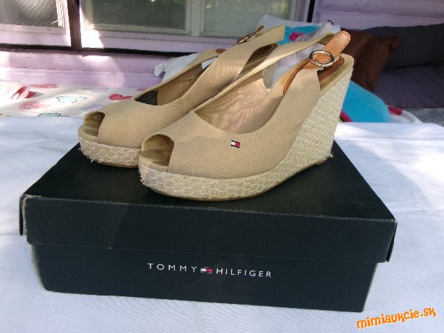 sandálky TOMMY HILFIGER na platforme...................OD EURA