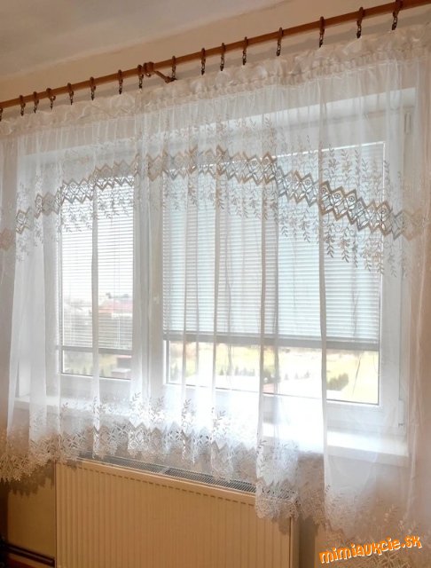 KRÁSNA  BIELA  OBLUKOVÁ ZÁCLONA, šírka-425cm, dĺžka-170 a 150cm