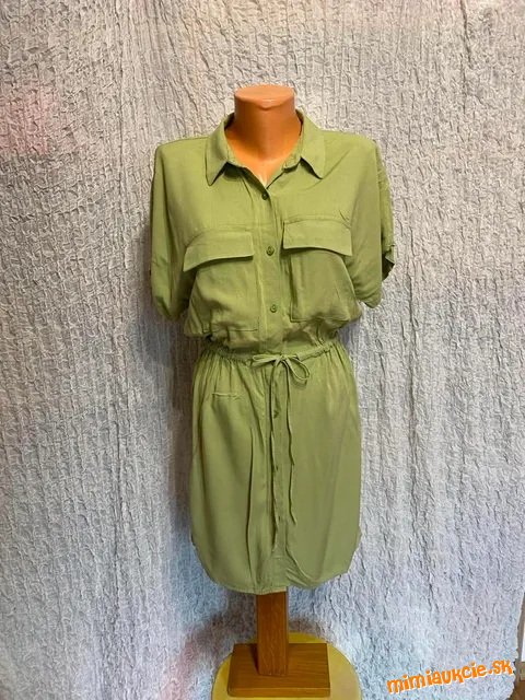 perfektné svetlé zelené košeľové šaty Bershka
