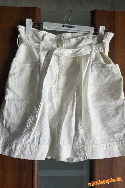 Kvalitne dzinsove kratasky, top strih, trendovy kusok, pc cez 90 Eur, raz som ich mala