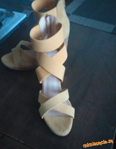 Žlté sandálky