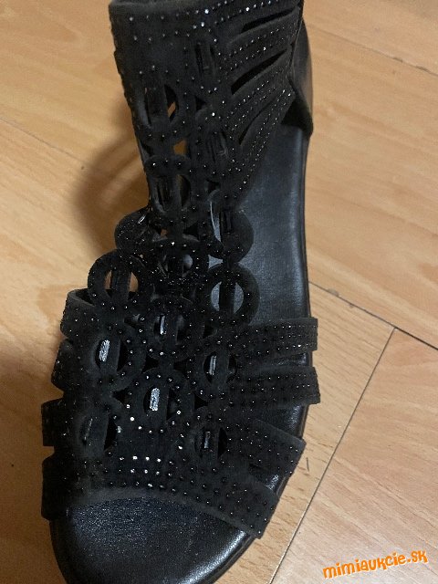Krásne nové sandálky č. 38