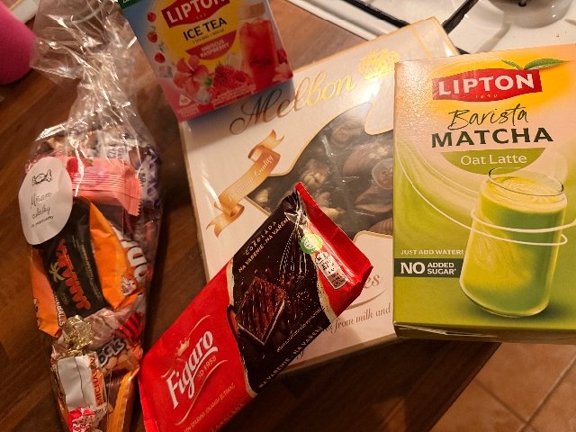 Predám balíček sladkostí a nápojov (Lipton, Figaro, Melbon) – Všetko nové!