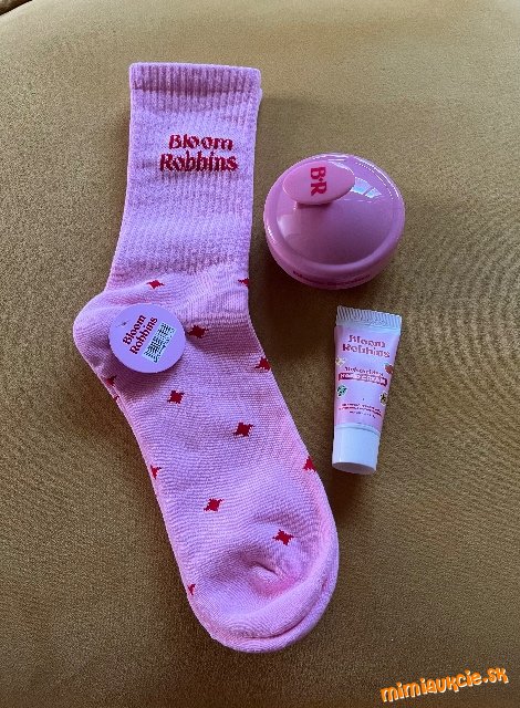 BLOOM ROBBINS - dámske ponožky a masážna kefa na vlasy; PC 27 €